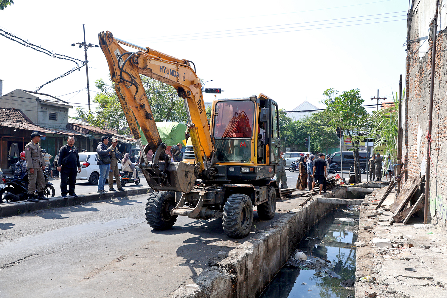 Pembongkaran Lapak PKL di jalan Gembong Tebasan, Rabu (10/6) dilakukan untuk mengembalikan fungsi saluran air dan bahu jalan yang selama ini digunakan untuk berjualan | MMP | dok Pemkot