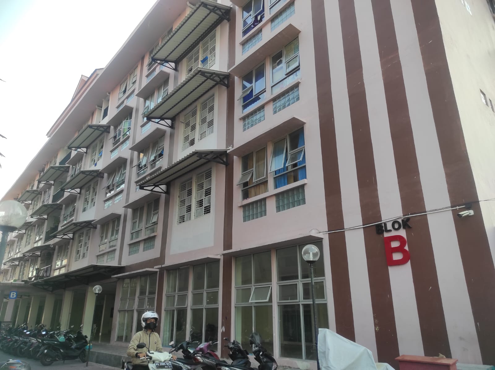Samudin, mempertanyakan hilangnya data kepemilikan unit Rumah Susun Sewa (Rusunawa) Keputih Blok A-203 hal itu terungkap setelah ia mendatangi kantor UPTD Rusun DPRKPP Surabaya untuk mengecek status tunggakan sewa | MMP | Ist 