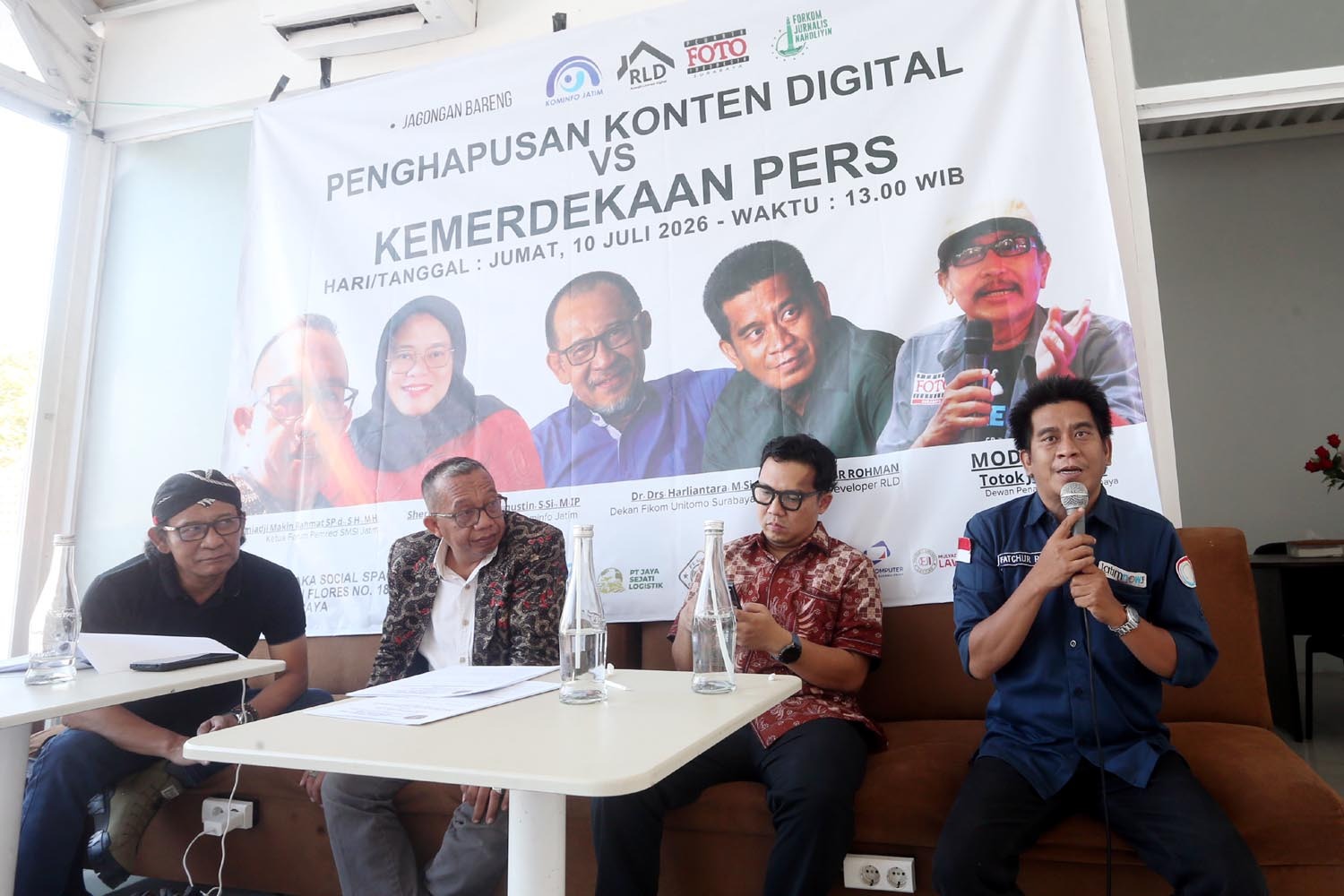Web Development Rumah Literasi Digital, Fatchur Rohman dalam diskusi bertajuk “Penghapusan Konten Digital vs Kemerdekaan Pers” yang digelar Rumah Literasi Digital (RLD) bersama Pewarta Foto Indonesia (PFI) Surabaya dan Forkom Jurnalis Nahdliyin (FJN) di H