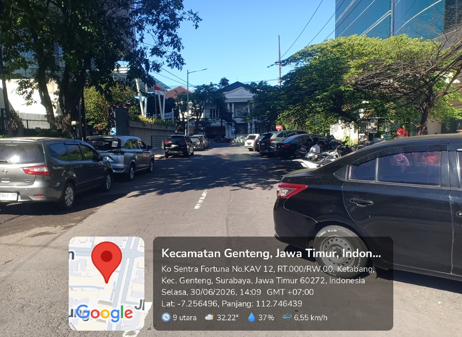 Suasana parkir kendaraan di sekitar kawasan Leedon Hotel & Suites Surabaya. Keberadaan dokumen pembayaran retribusi parkir memunculkan pertanyaan terkait mekanisme penggunaan badan jalan | Dok MMP