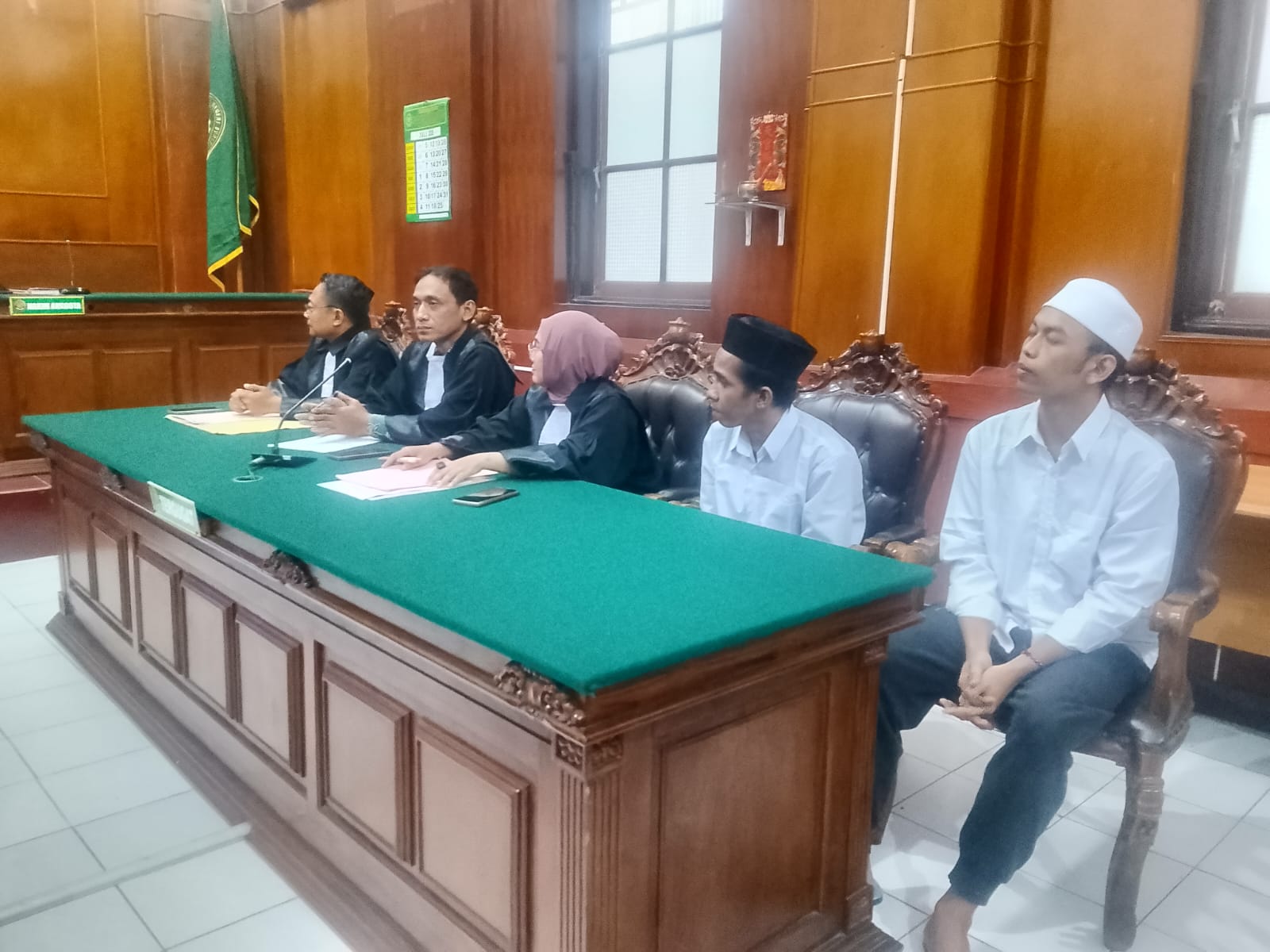 Dalam persidangan terungkap dari hasil penindakan, polisi menemukan tiga ekor komodo yang disembunyikan dalam kardus dan dimasukkan ke dalam pipa paralon sepanjang sekitar satu meter melalui Pelabuhan Tanjung Perak yang berlangsung sejak 2025 | MMP | Toto